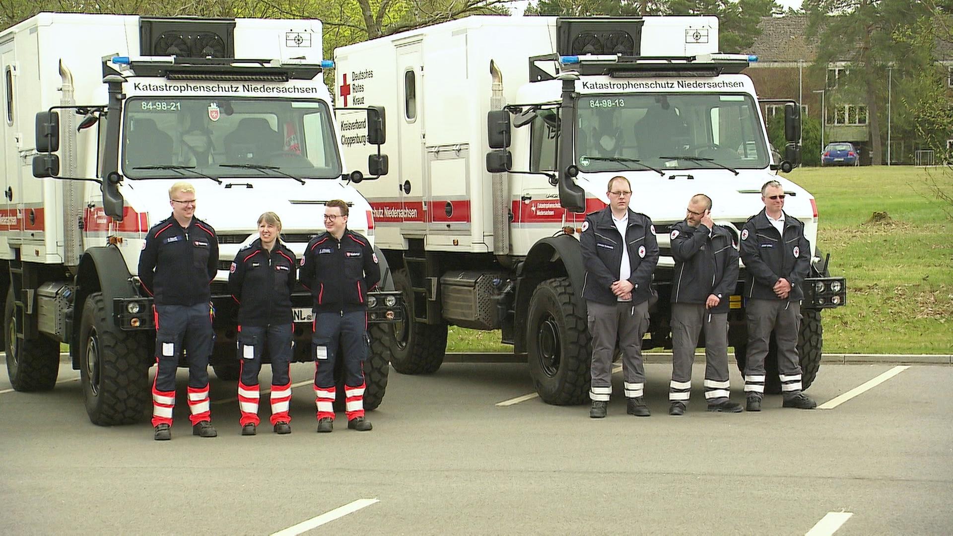 Geländetaugliche Krankenwagen und die Teams davor. | Screenshot