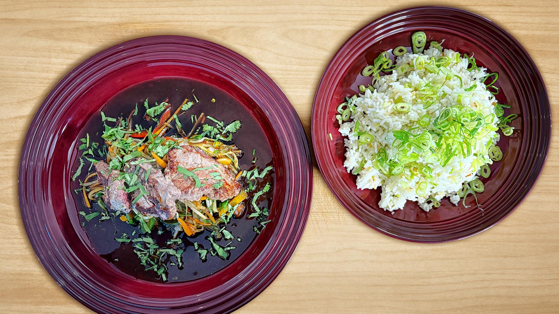 Rinderfilet und asiatisches Gemüse aus dem Wok auf rustikalen Tellern angerichtet | Carsten Prehn