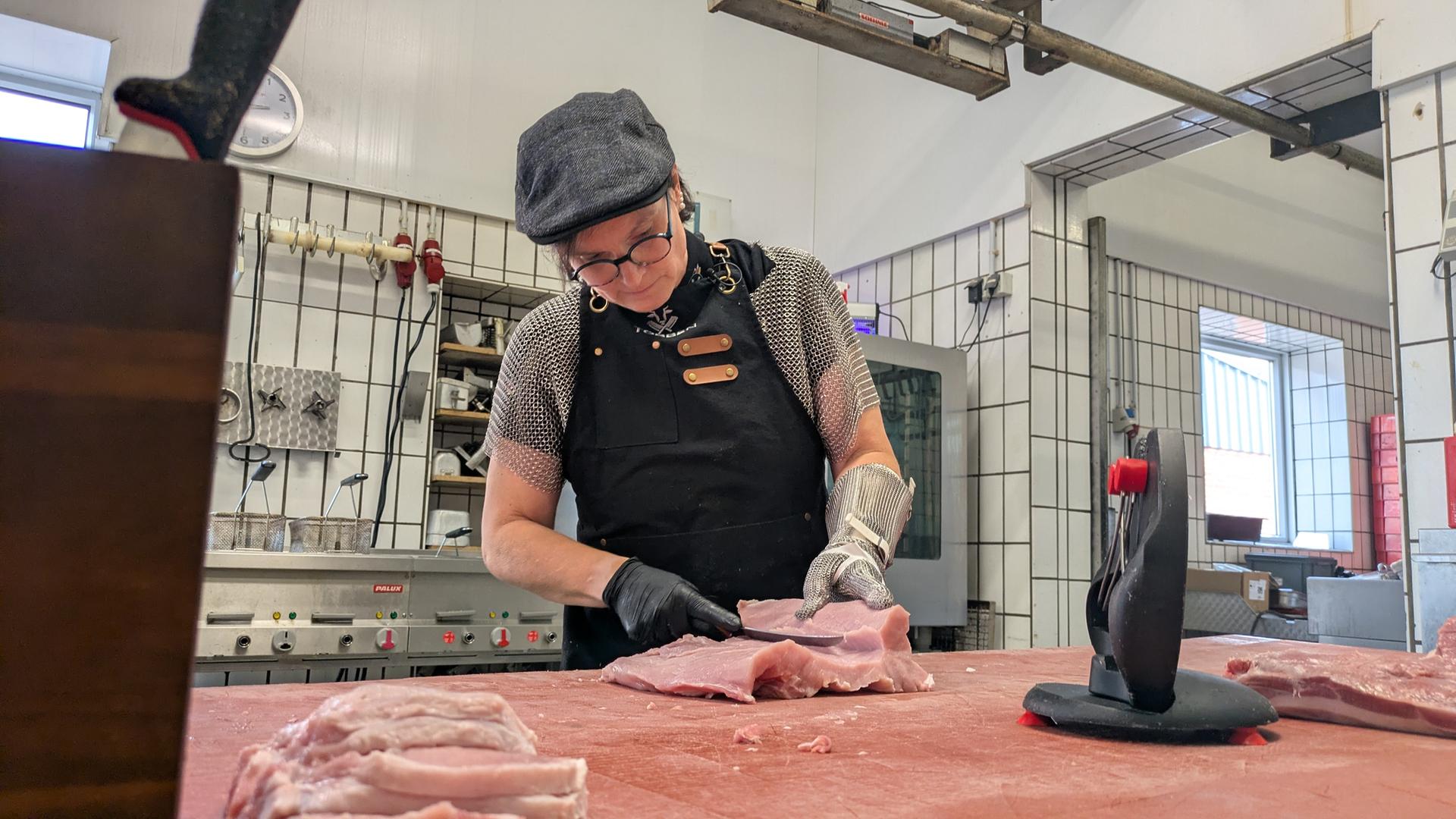 Ulrike Többen bearbeitet Fleisch in der Fleischerei. Sie ist Teil der Deutschen Nationalmannschaft der Metzger. | NDR, Claus Halstrup