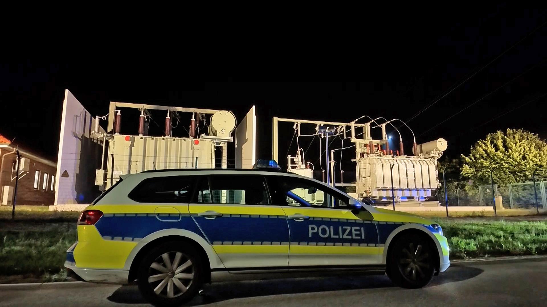 Ein Polizeiwagen steht vor einem Umspannwerk in Ganderkesee. | NonstopNews
