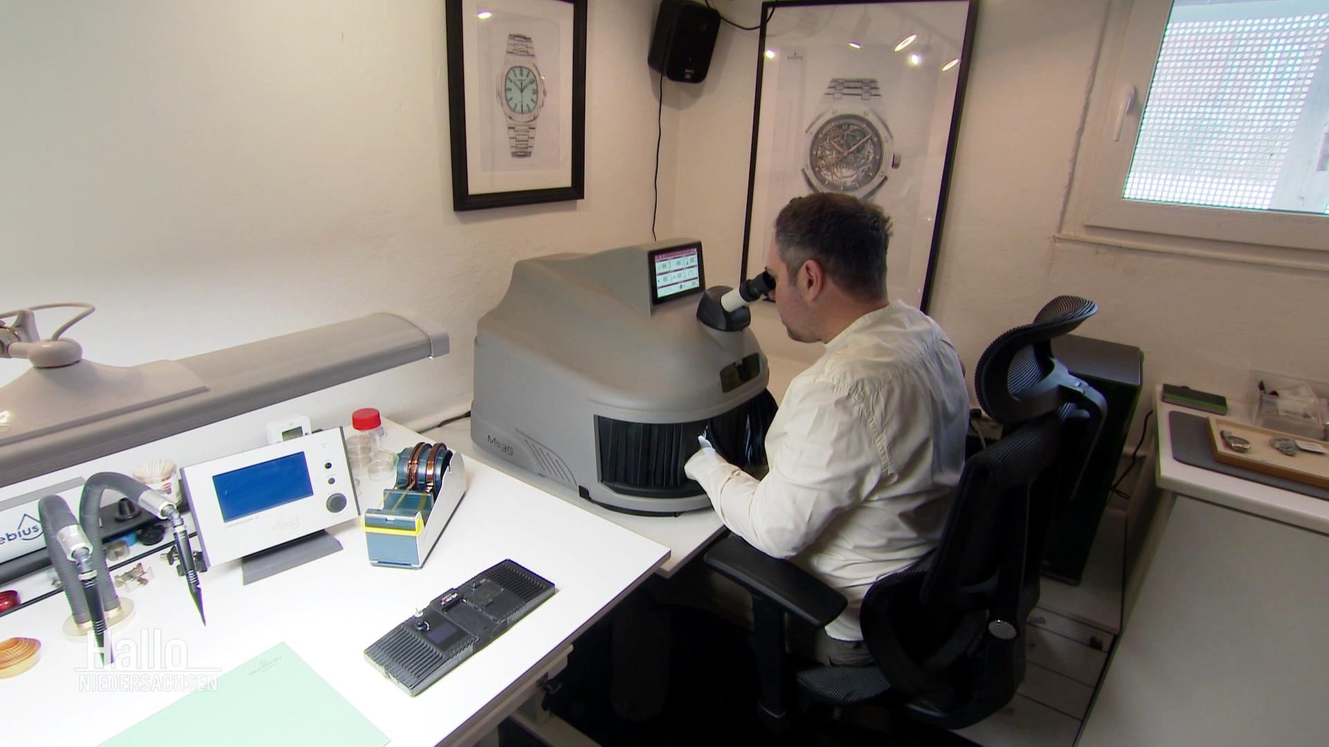 Uhrmacher Daniel Tourgman bei der Arbeit | Screenshot