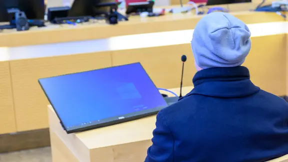 Ein Angeklagter sitzt im Gerichtssaal im österreichischen Wels. Er wird verdächtigt, mit Online-Drohungen die Ärztin Lisa-Maria Kellermayr in den Selbstmord getrieben zu haben.