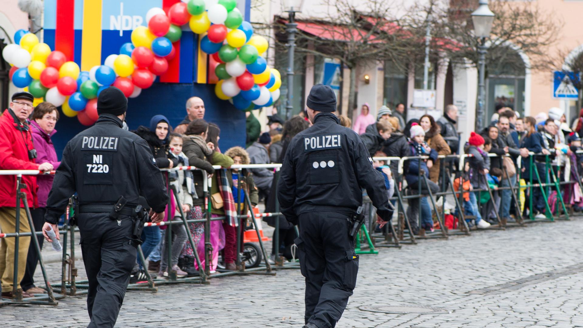 Polizisten begleiten den Karnevalsumzug durch die Innenstadt von Braunschweig. | picture alliance / Swen Pförtner/dpa