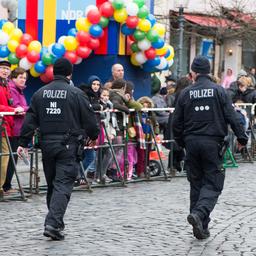 Polizisten begleiten den Karnevalsumzug durch die Innenstadt von Braunschweig.