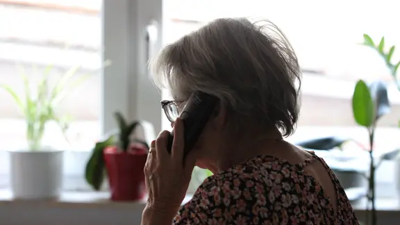 Eine ältere Dame telefoniert mutmaßlich mit Betrügern. (Themenbild)