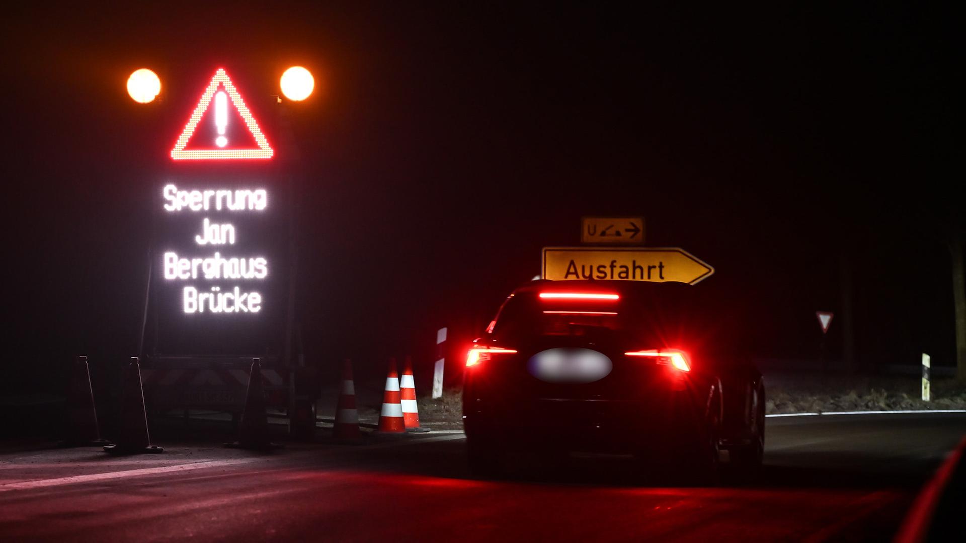 Ein elektronisches Verkehrszeichen zeigt die Sperrung der Jann-Berghaus-Brücke an. | dpa-Bildfunk, Lars Penning
