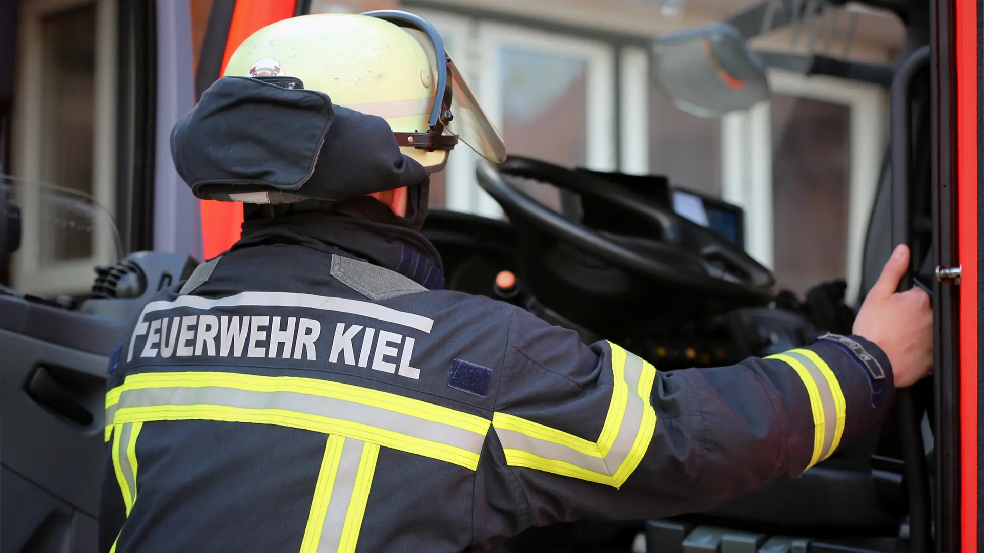 Kiel-Wik: Mann und Hund aus brennender Wohnung gerettet | ndr.de