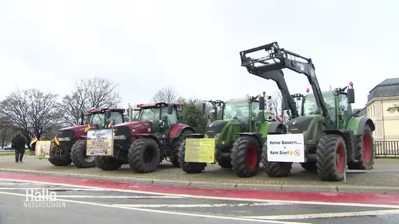 Traktoren mit Protestschildern
