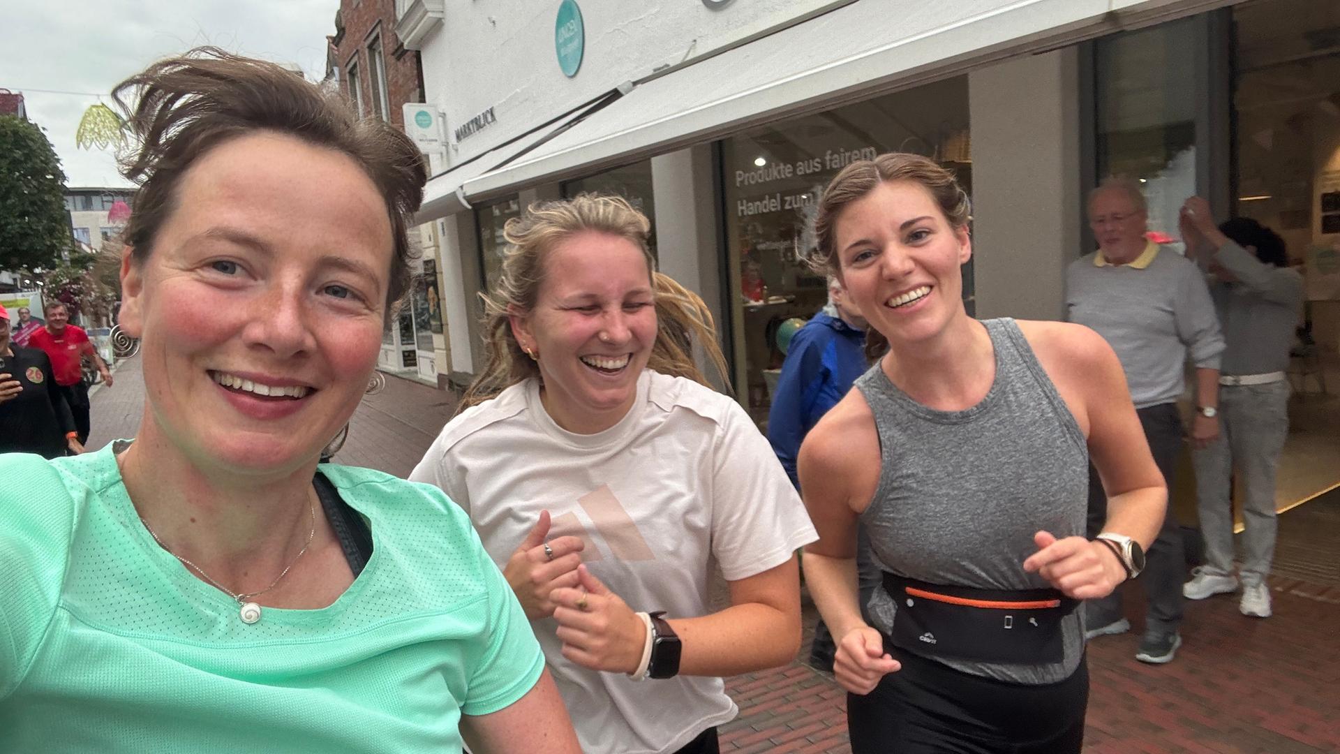 NDR Reporterin Anita Westrup joggt in Lingen mit vielen anderen Läufern. | NDR Screenshot
