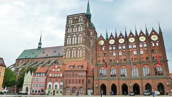 Nikolaikirche und Rathaus in Stralsund