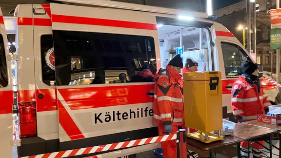 Die Helfer der Johanniter verteilen aus dem Kältehilfebus Suppe an Bedürftige.