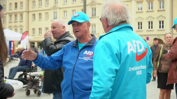 AfD-Wahlhelfer im Landratswahlkampf in Neubrandenburg
