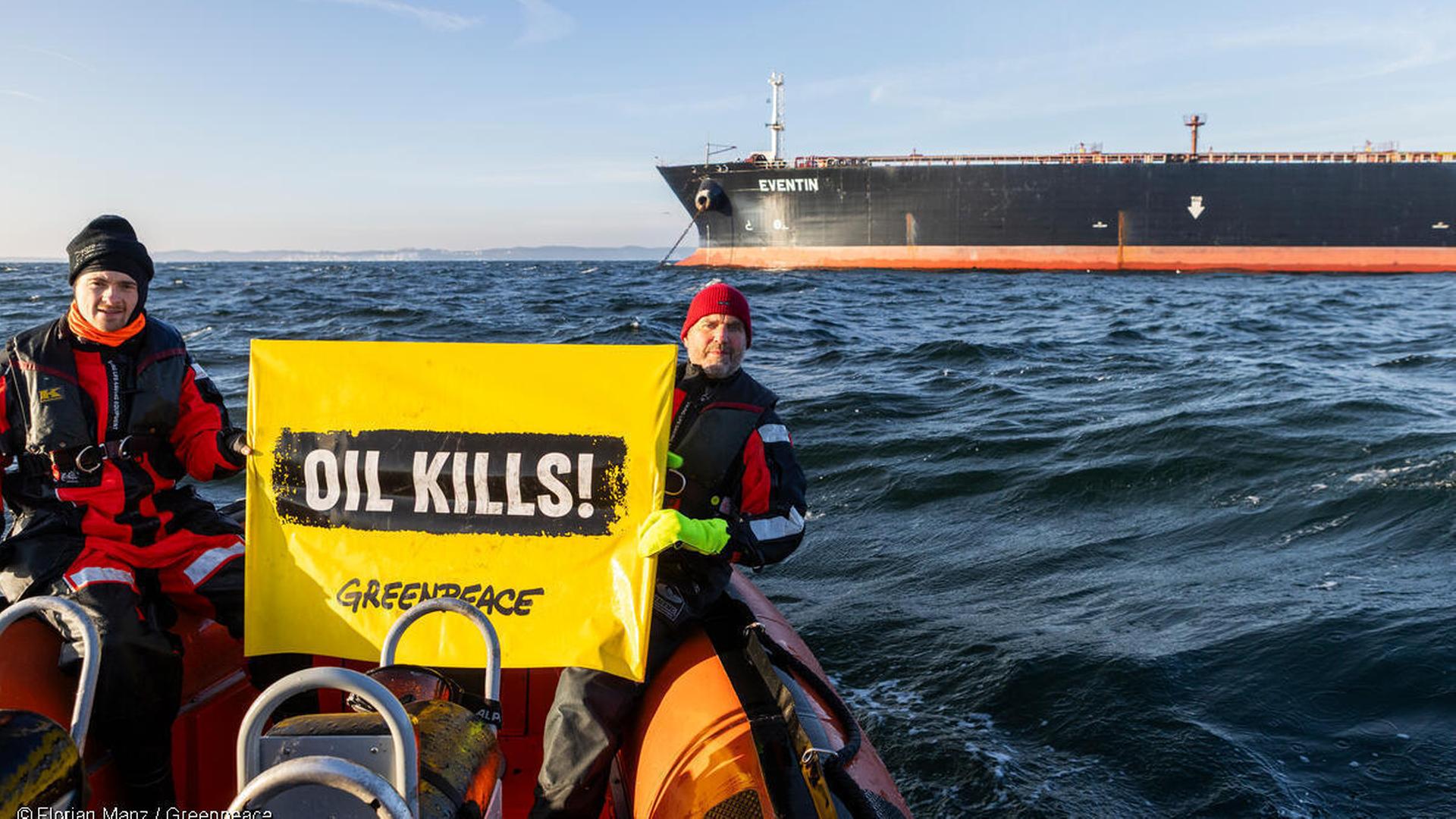 Ein Jahr nach Havarie - Greenpeace-Protest bei der "Eventin"