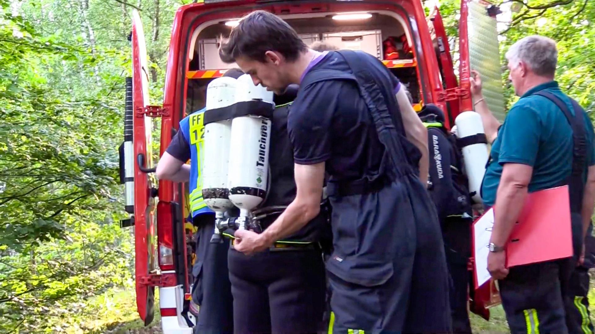 Taucher und weitere Rettungskräfte bei einem Einsatz an einem See in Hasbergen | Nord-West-Media TV
