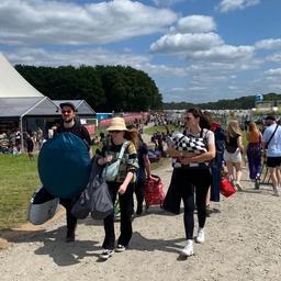 Festivalbesucher reisen auf dem Gelände des Hurricane an. 