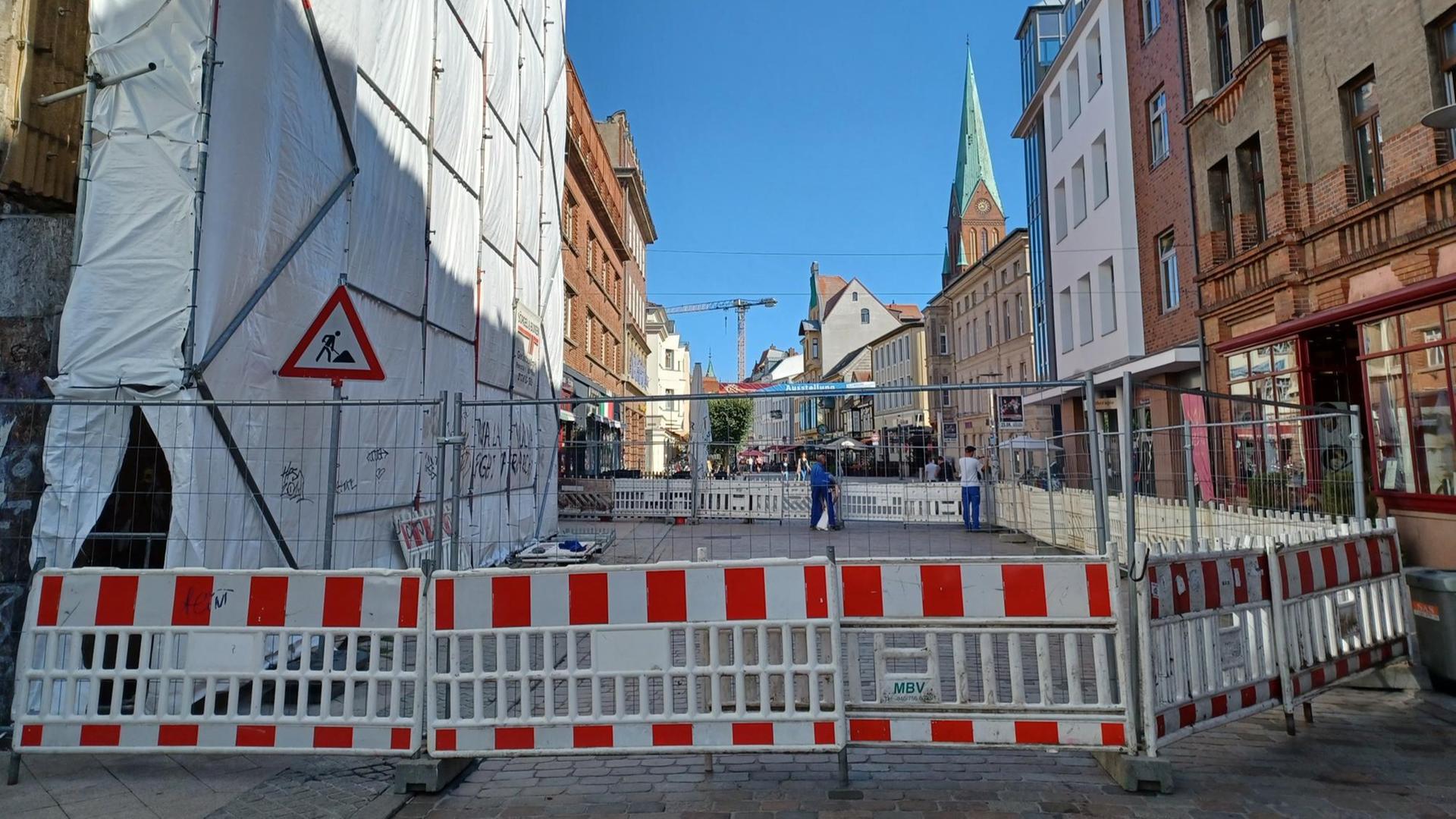 Einsturzgefahr: Fassade der Schweriner "Schauburg" abgesperrt