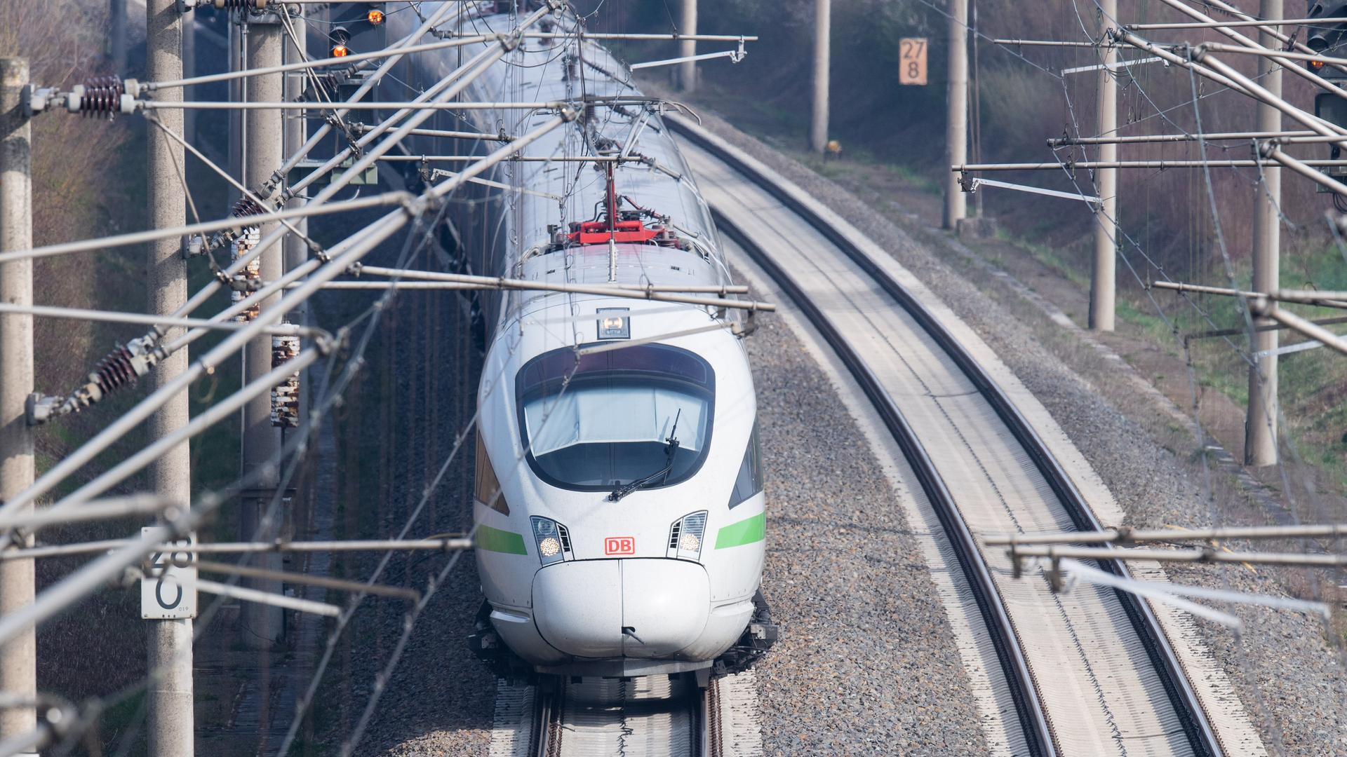 Ein ICE-Zug Fährt auf einer neugebauten Bahnstrecke. | picture alliance/dpa, Julian Stratenschulte