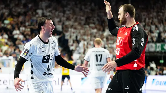 Kiels Domagoj Duvnjak (l.) und Andreas Wolff jubeln.