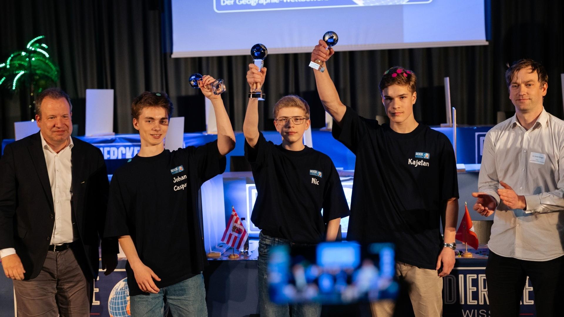 Gruppenbild der Gewinner des Diercke Geographiewetbewerbs mit Veranstaltern | Max Heise