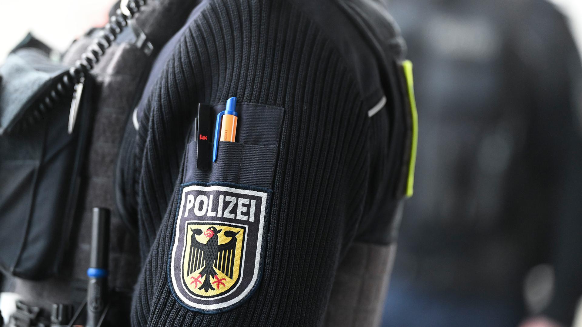Es zeigt einen Bundespolizisten mit Wappen auf der Uniform. | picture alliance/dpa | Katharina Kausche