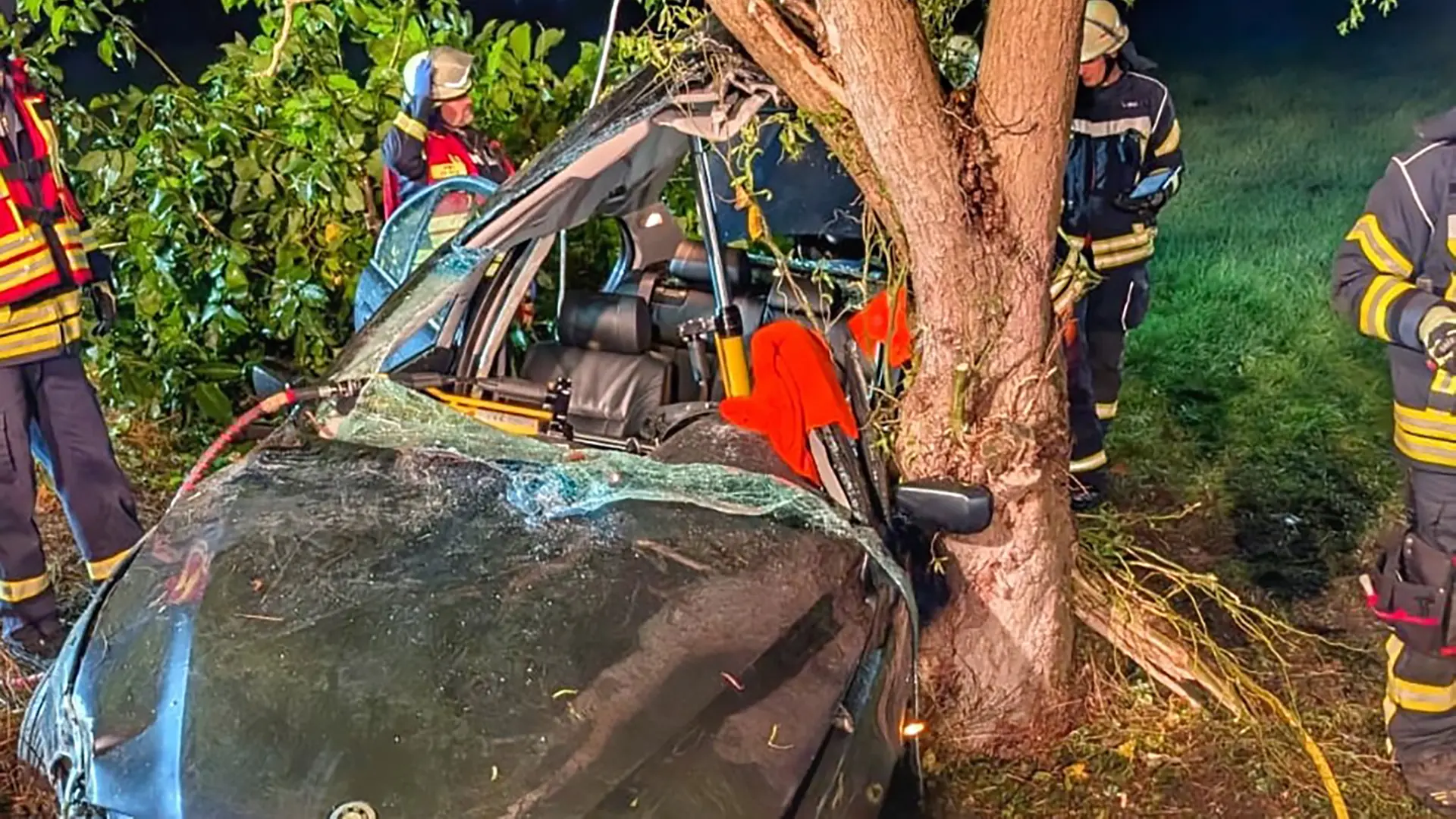 Martfeld: Auto fährt gegen Baum - zufällig Sanitäter vor Ort | ndr.de