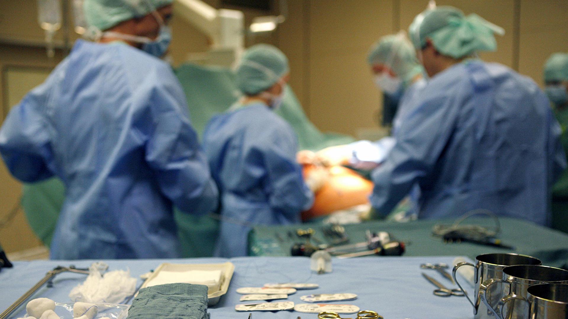 Ärzte führen eine Transplantation durch. | picture alliance / dpa | Jens Ressing