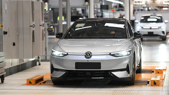 Ein Blick auf die Endkontrolle vollelektrischer ID.7-Fahrzeuge bei Volkswagen in Emden