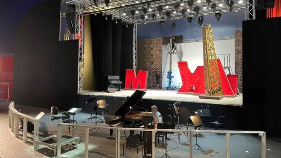 Das Theaterzelt des Mecklenburgischen Staatstheaters in Schwerin beim Aufbau von innen.