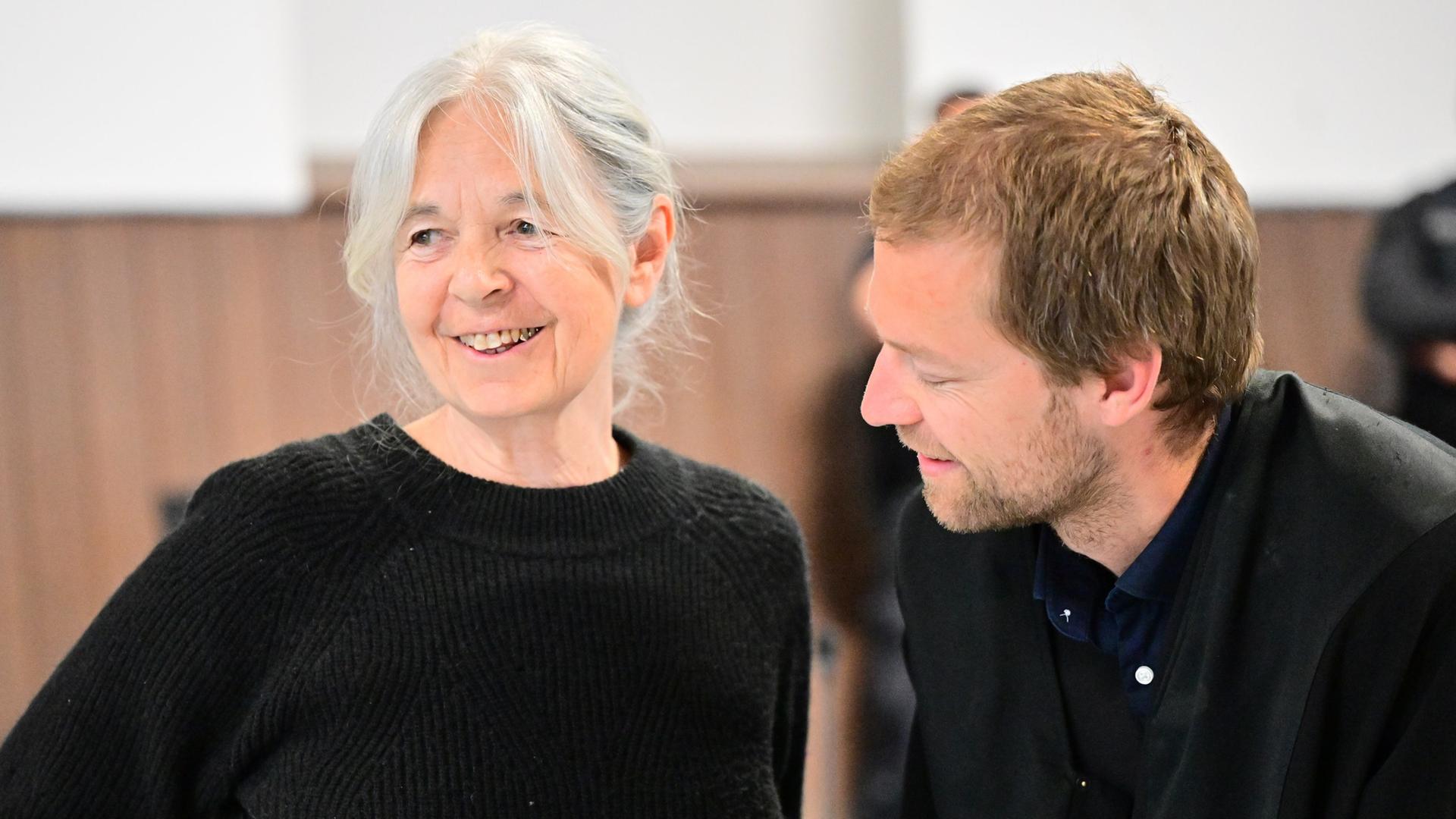 Die Angeklagte Daniela Klette steht neben einem ihrer AnwÃ¤lte im Gerichtssaal. | picture alliance/dpa, Sina Schuldt