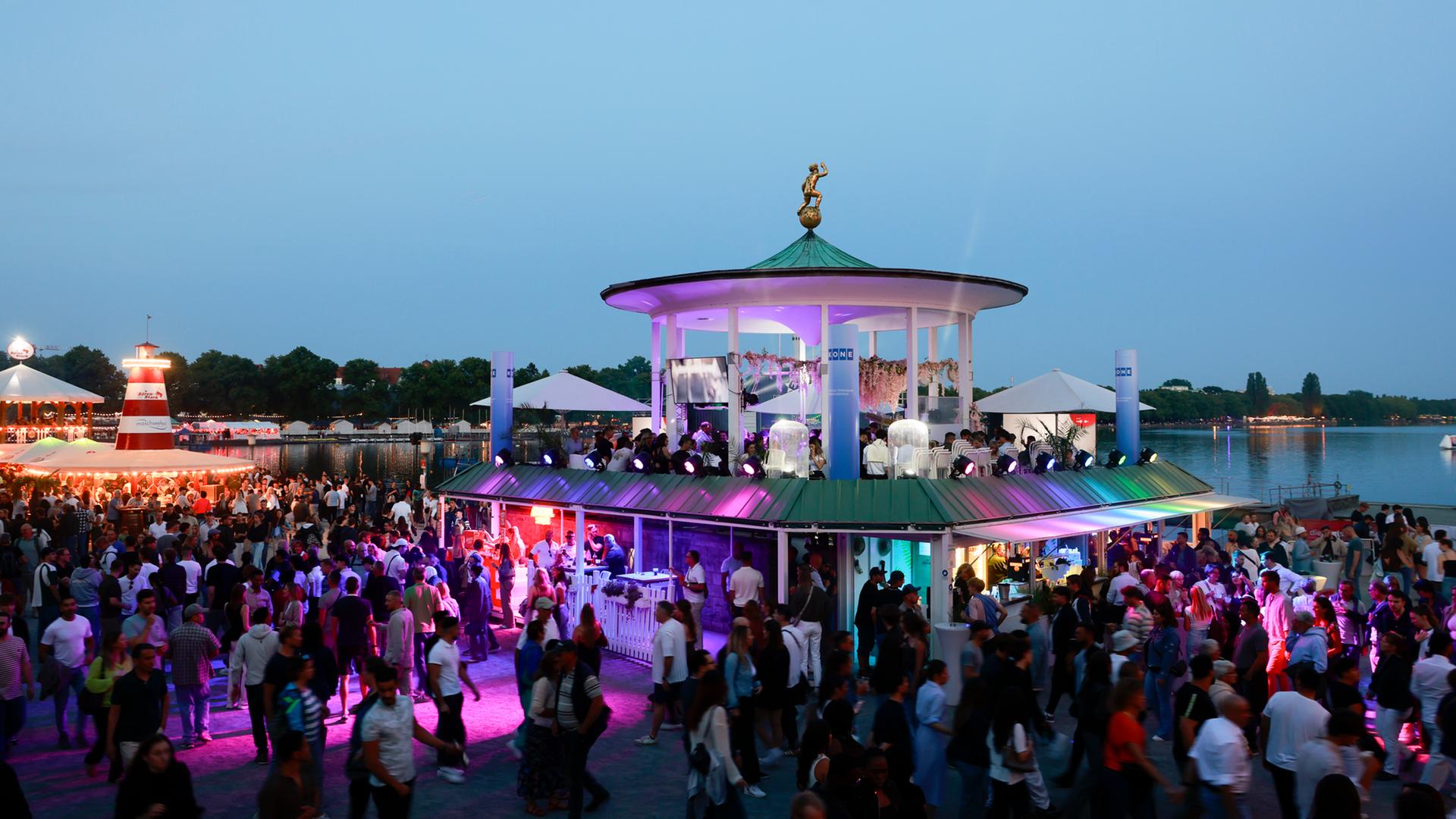 Das Maschseefest in Hannover mit Besuchern am Abend am Nordufer.  | Kevin Münkel/Hannover Veranstaltungs GmbH 