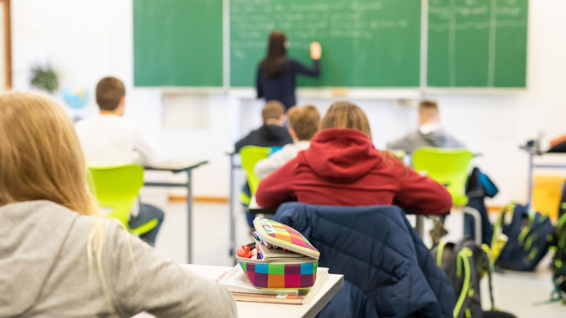 Das Bild zeigt den Unterricht in einer Schule. | picture alliance/dpa, Philipp von Ditfurth