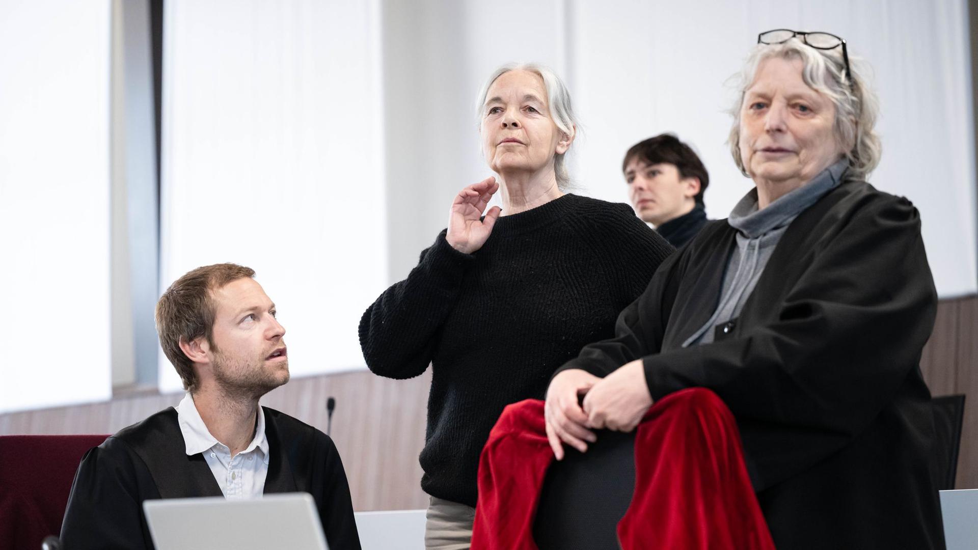 Daniela Klette steht mit ihren Anwälten Undine Weyers und Lukas Theune in einem Gerichtssaal. | dpa, Sina Schuldt