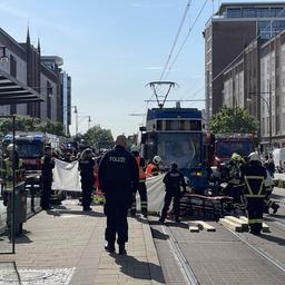 Rettungskräfte befinden sich am Unfallort in der Langen Straße in Rostock.