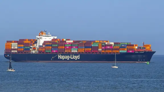 Containerschiff Hudson Express der Reederei und Containertransportgesellschaft Hapag Lloyd AG