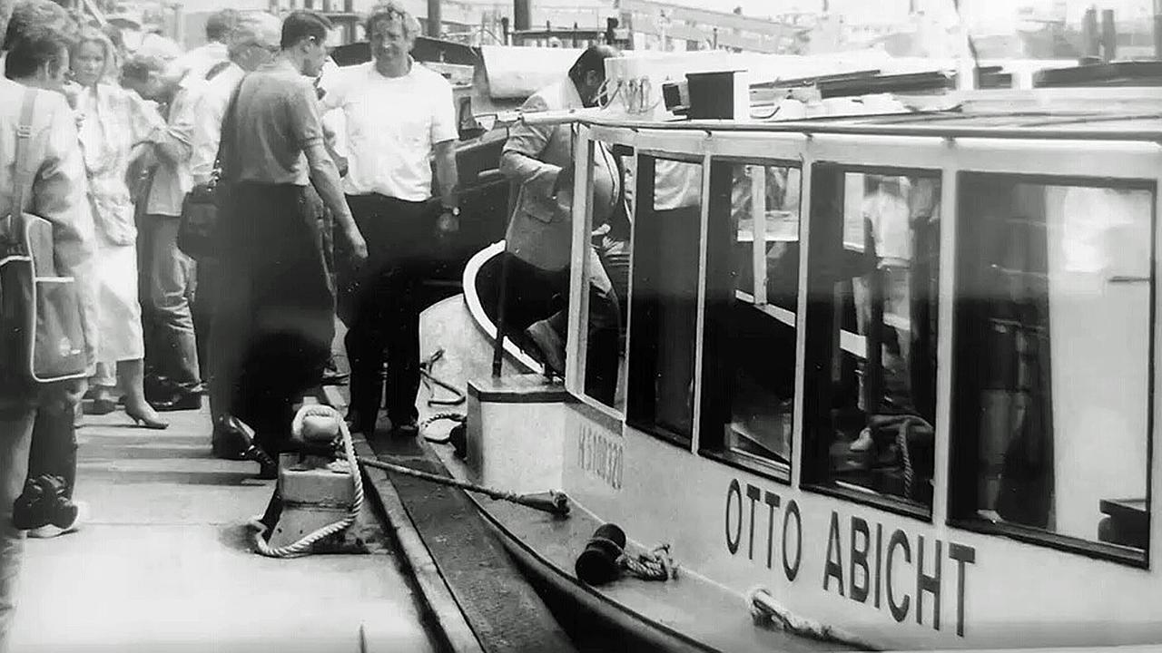 Eine Abicht-Barkasse legt im Hamburger Hafen an.