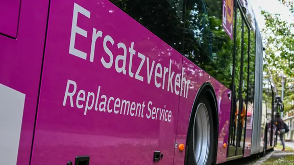 Ein Bus-Ersatzverkehr der Betreibergesellschaft Ecovista steht am Bahnhof.