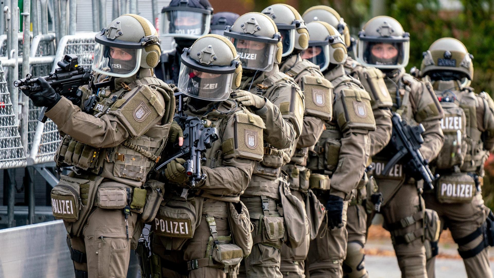 Das SEK steht an einer Ecke und sichert einen Platz bei einer Ãbung (Archivbild) | NDR