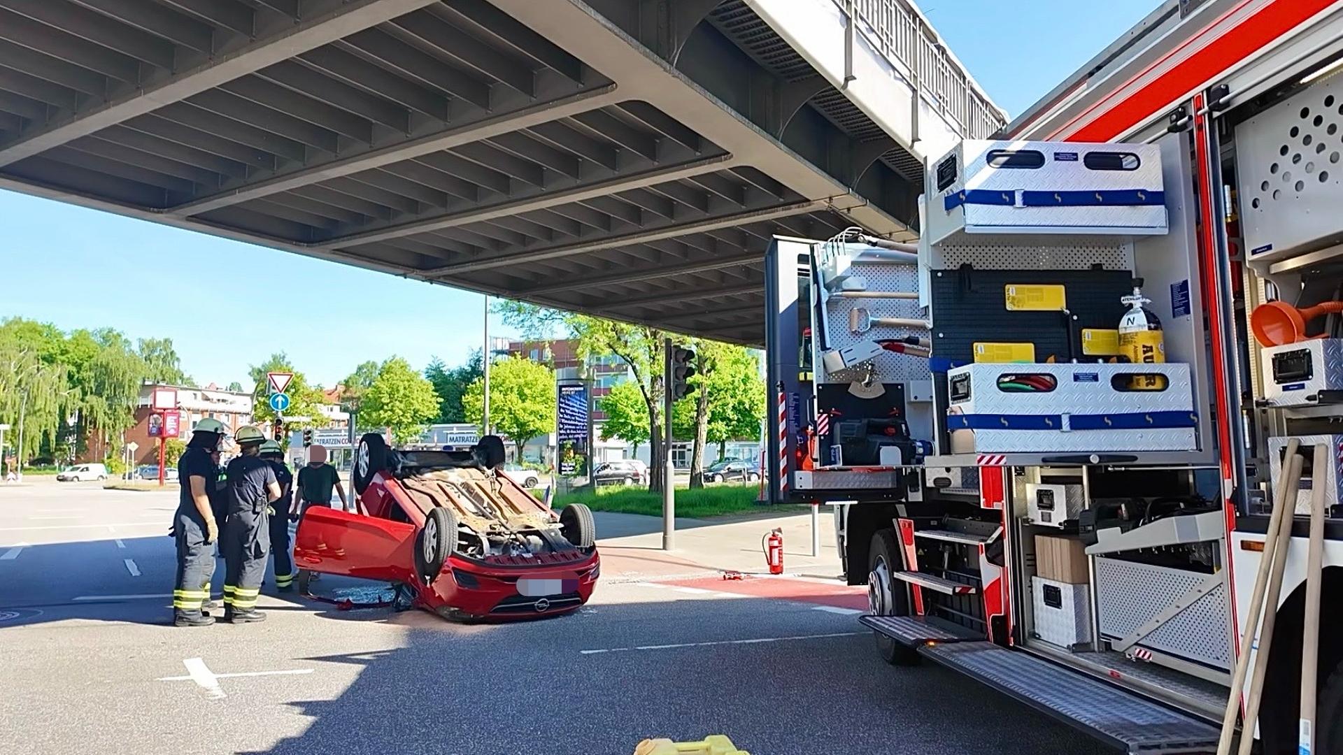 Auto überschlägt sich nach Unfall in Barmbek