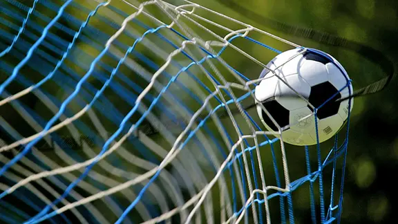 Sportlerbeine im Begriff, den Fußball zu spielen