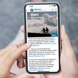 Ein Smartphone mit einem eingeblendeten NDR Screenshot (Montage)