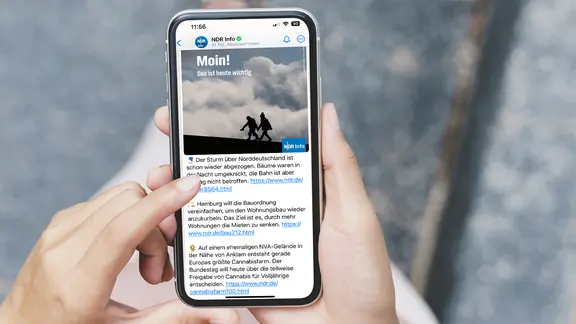 Ein Smartphone mit einem eingeblendeten NDR Screenshot (Montage)