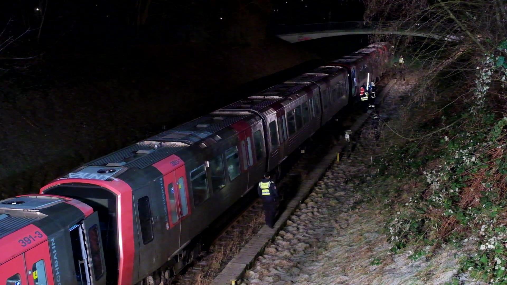Leere U2 kollidiert mit Prellbock und entgleist teilweise