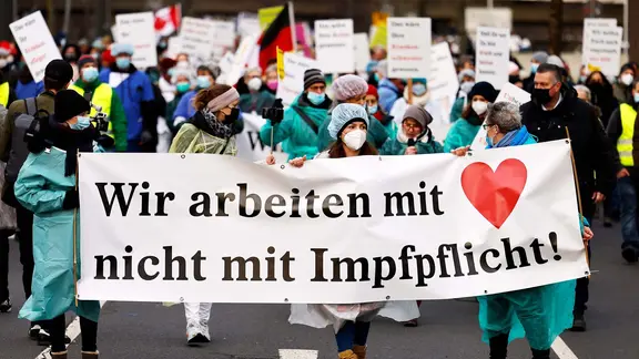 Demonstrierende mit Plakaten gegen eine Impfpflicht