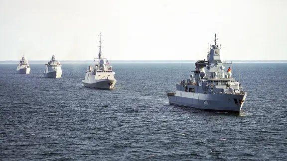 Fregatte F 221 Hessen (re) fährt vor den Schiffen anderer Nationen während der Übung Northern Coasts 2023 in der Ostsee, am 18.09.2023.