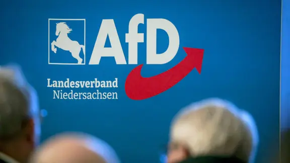 Bei einer Veranstaltung ist das Logo des niedersächsischen AfD-Landesverbandes zu sehen.