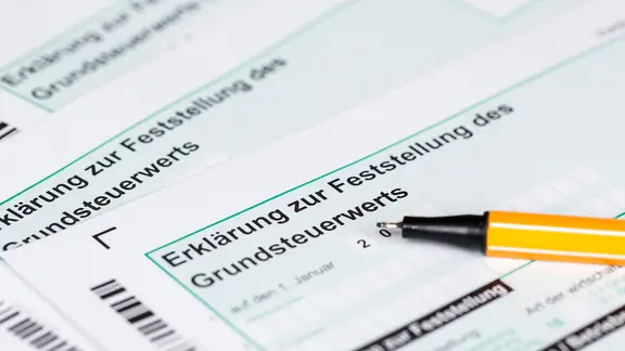 Anmeldeformular zur Grundsteuererklärung Grundsteuererklärung beim Finanzamt | Image Alliance, Markus Mainka Anmeldeformular zur Grundsteuererklärung Grundsteuererklärung beim Finanzamt