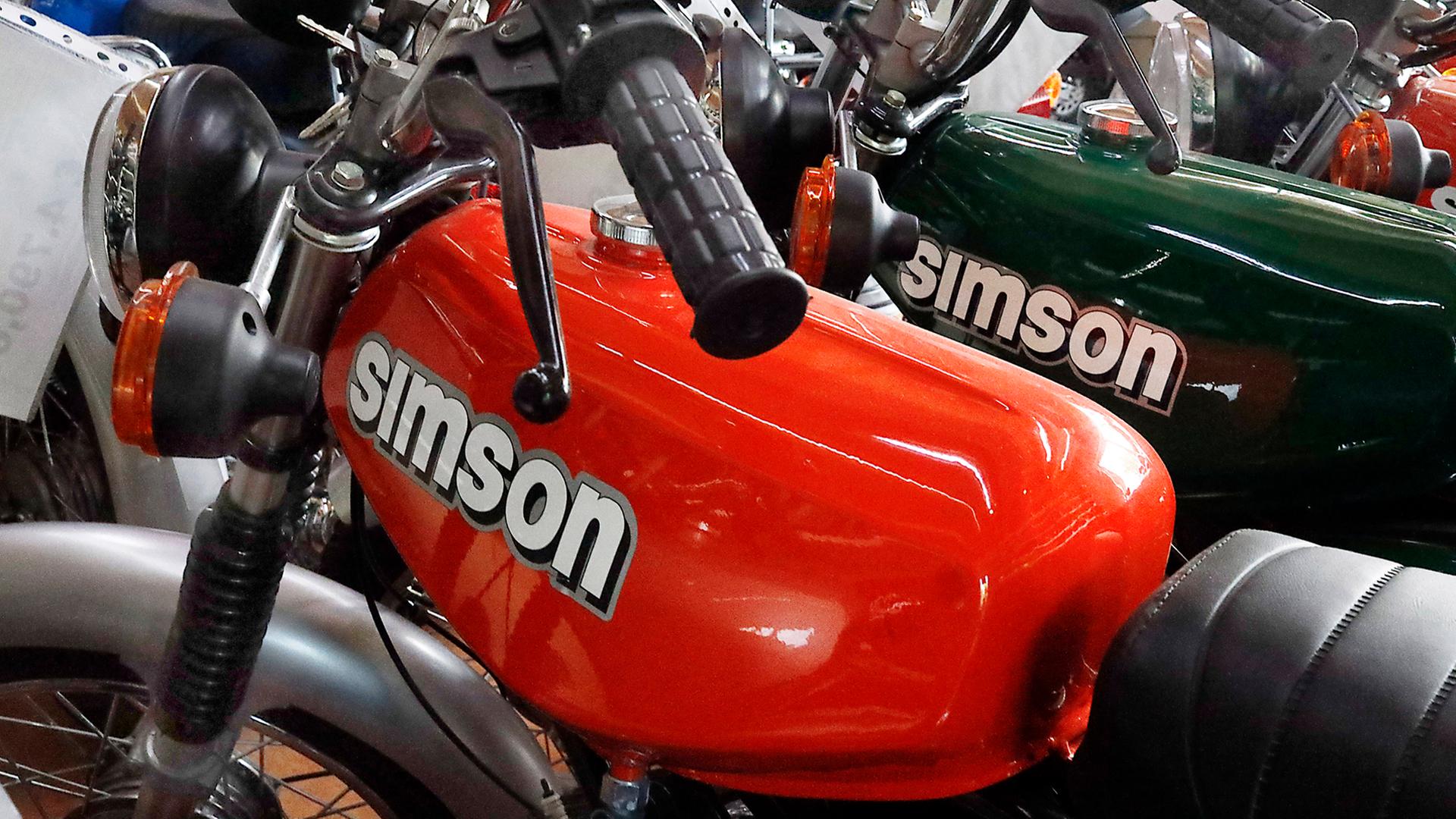 Werkstatt mit zahlreichen Simson-Mopeds | IMAGO / Steffen Schellhorn