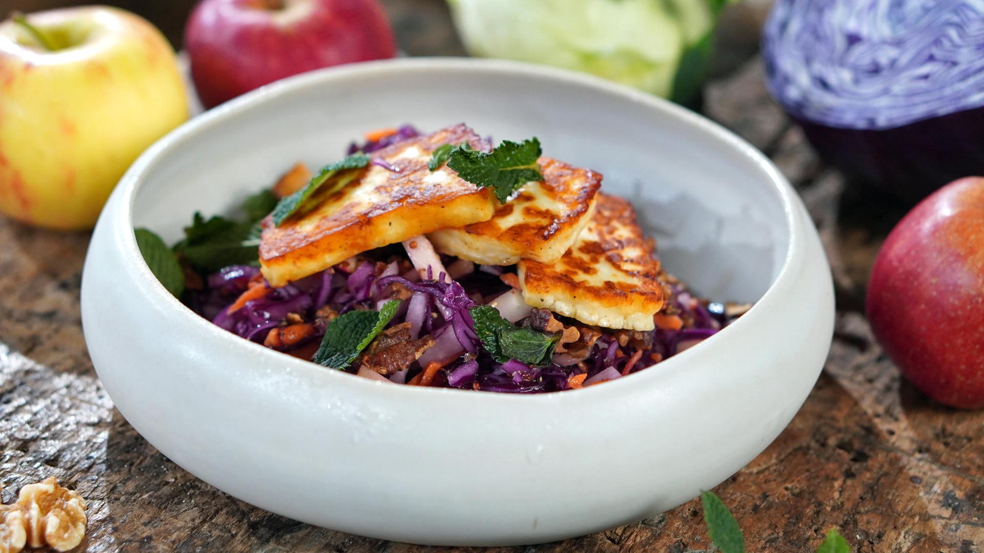 Winterlicher Rotkohlsalat mit gebratenem Halloumi | NDR/Florian Kruck