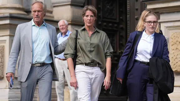 Christina Block (Mitte) verlässt mit Gerhard Delling und Anwältin  Paula Wlodarek das Hamburger Landgericht.
