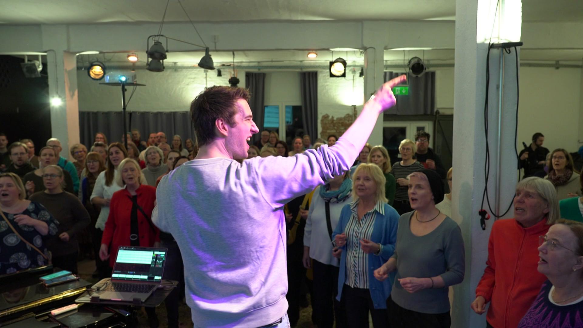 Mirko Schelske singt bei einer Chorprobe. | NDR